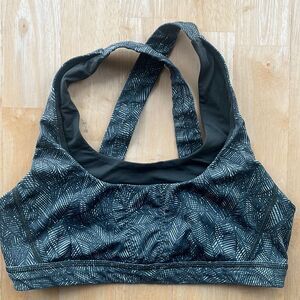 Lululemon Size 8 Green Patterned Leaf Sports Bra Halter Back